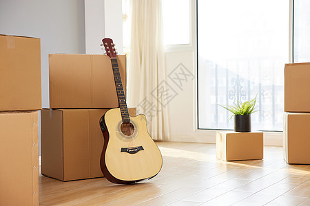 客厅里的纸箱子和吉他图片