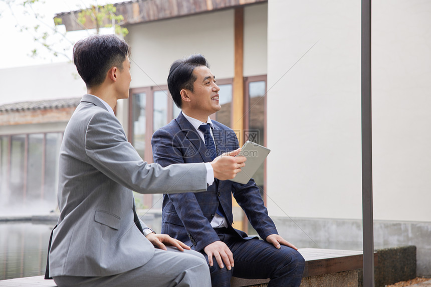 商务男士向同伴阐述理念图片