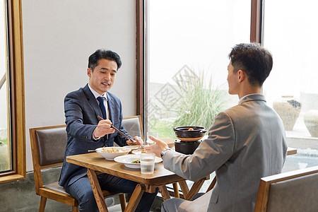 同伴们商务人士给同伴夹菜背景