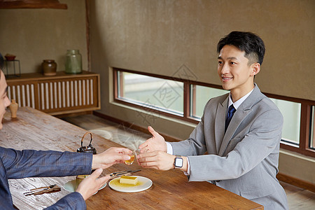 商务男士喝茶吃点心图片