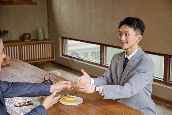 商务男士喝茶吃点心图片