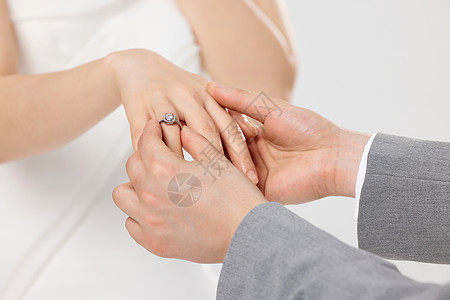 新婚料理情侣为女性戴上戒指特写背景