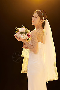 黑色背景光下的新娘图片