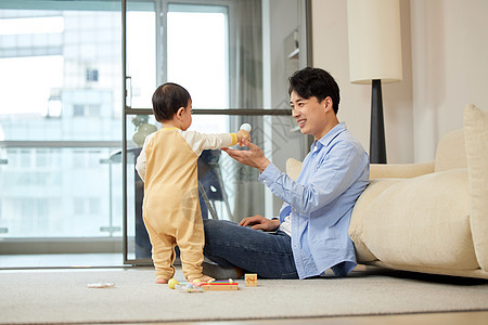 居家年轻奶爸照顾宝宝图片