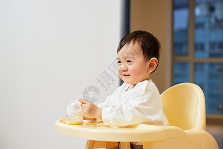小宝宝坐在椅子上喝奶图片