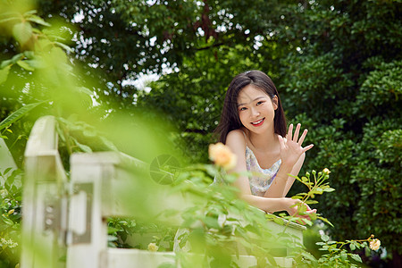 夏季户外女生打招呼图片