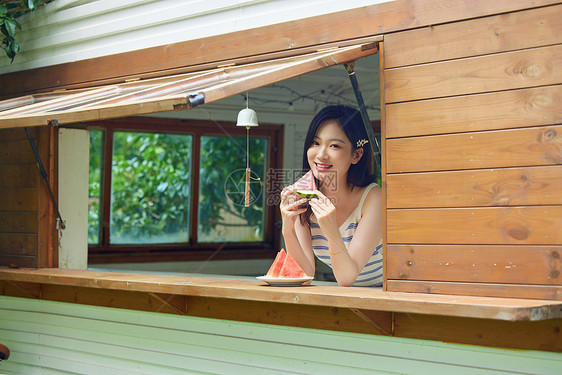 夏日美女吃西瓜图片