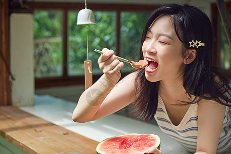 夏日青春活力少女写真吃西瓜图片