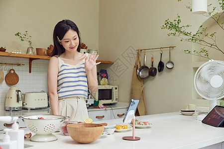 美女主播直播制作美食图片