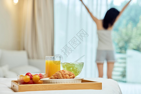 早晨卧室的精致早餐图片
