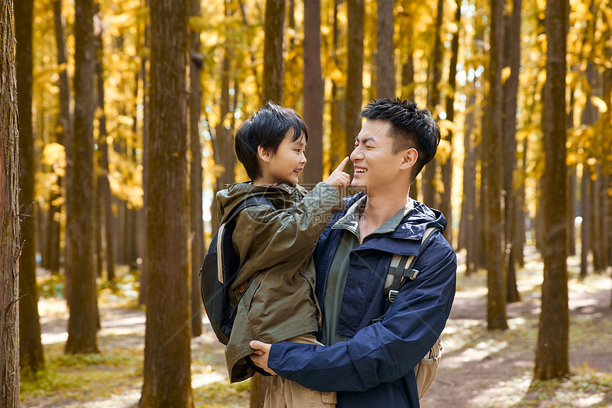 树林里抱着孩子的父亲图片