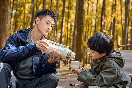 父亲给孩子倒水图片