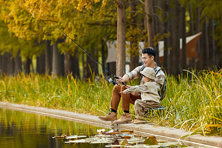 亲子旅行海报耐心听父亲讲解钓鱼技巧的男孩形象背景