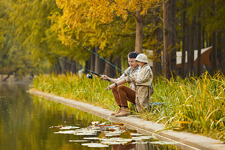 秋游在湖边钓鱼的父子图片