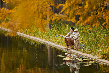 秋游在湖边钓鱼的父子图片