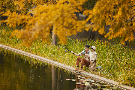 秋天湖边钓鱼的父子俩图片