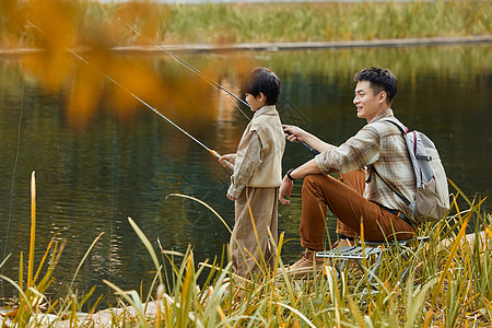 父子俩河边钓鱼图片