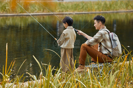 父亲带着孩子河边钓鱼图片