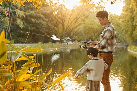 男孩向父亲询问钓鱼知识图片