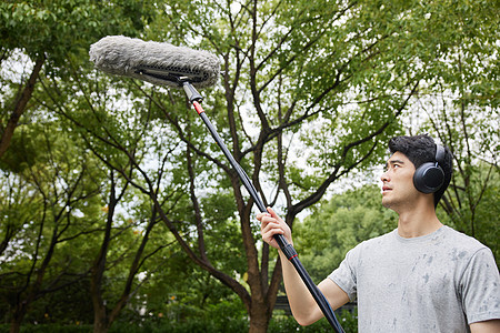 青年节在公园里采集声音的男性背景