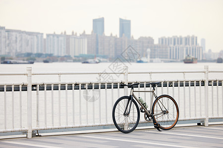 停在江边栏杆上的自行车图片