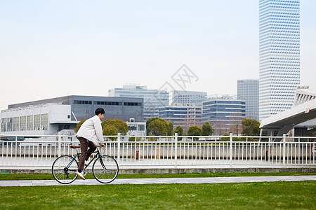 骑行在大都市各处的男性图片