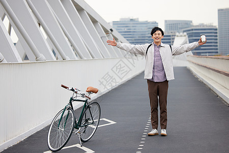 热爱生活的青年和单车合影图片