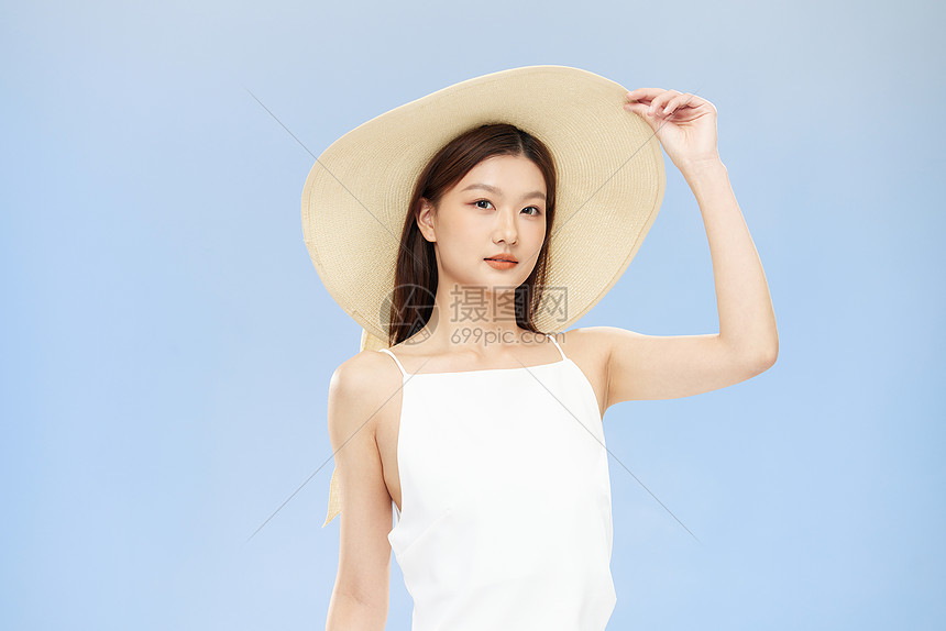 夏日戴遮阳帽的年轻美女图片