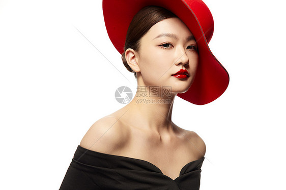 侧身斜戴帽的魅力女性形象图片