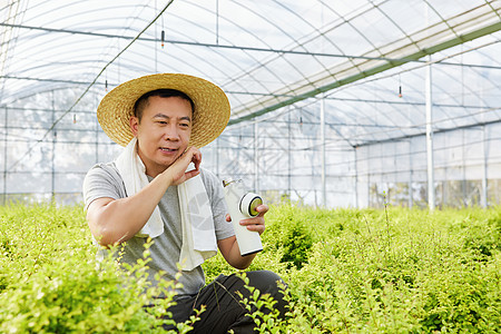 种植园里休息喝水的农民图片