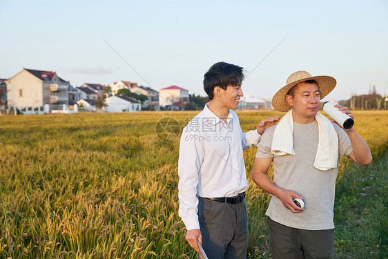 科研人员和农民在田地里视察图片