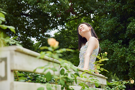 户外女生享受夏日阳光图片