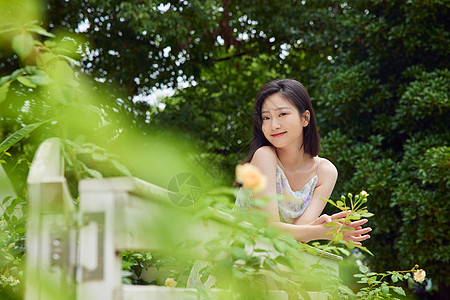 夏天清爽户外青春可爱少女形象背景