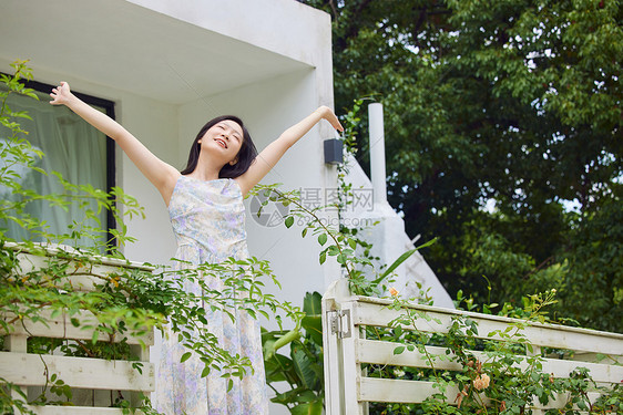 夏日美女享受假期图片