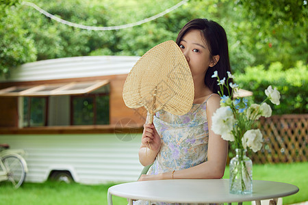 室外手拿蒲扇的女生图片