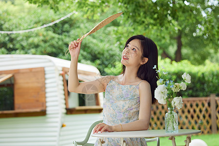 立夏女孩吃西瓜女性室外用蒲扇扇风背景