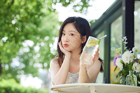 女性夏日室外喝冷饮图片