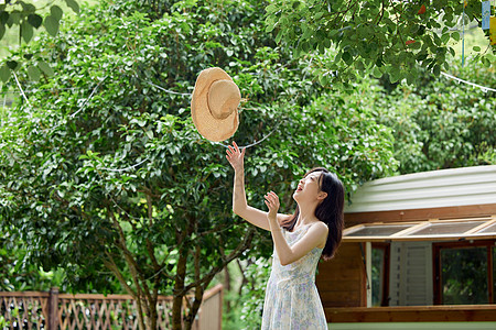 室外纳凉的清纯美女图片