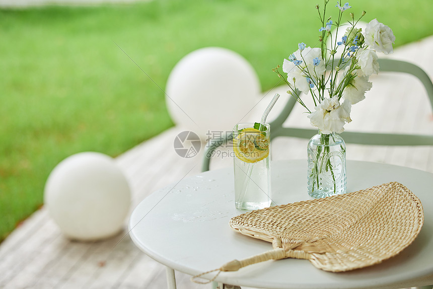 夏日院子桌子上的饮料和花瓶图片