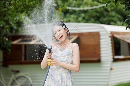 户外女生手拿水枪玩耍图片