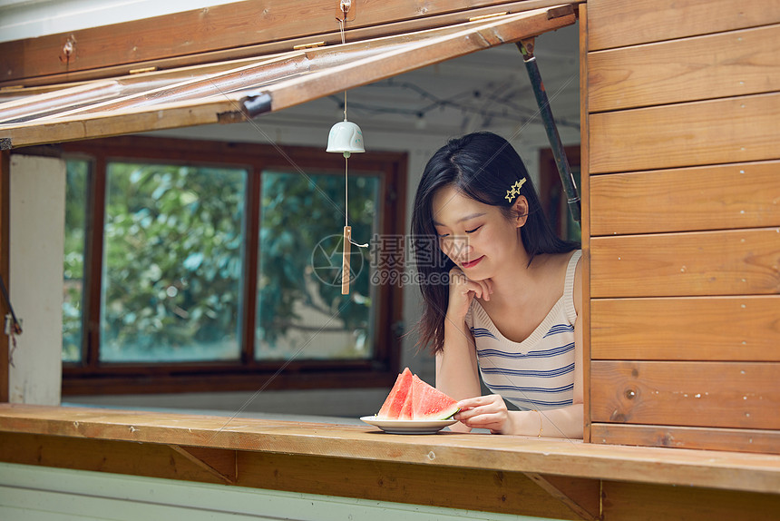 夏日户外吃西瓜的女生图片