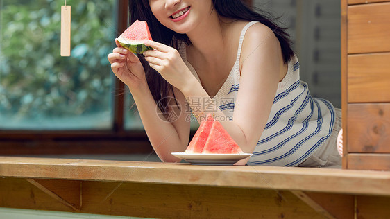 夏日户外吃西瓜的女生图片