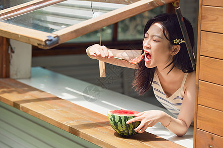 活力女生大口吃西瓜背景图片