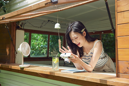 夏日手拿照相机的可爱女生图片