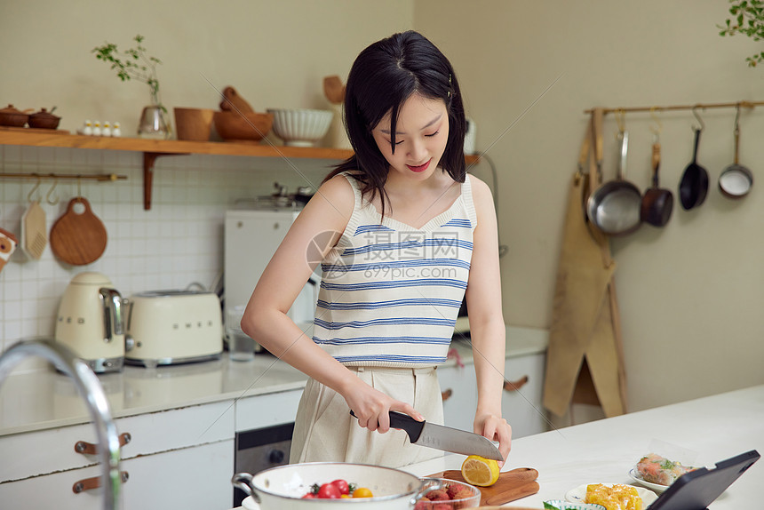 在厨房学习做饭的女生图片