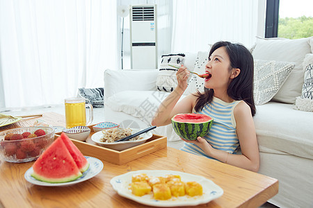 夏日居家美女大口吃西瓜图片