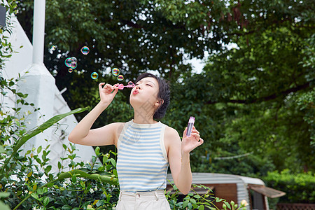 户外女生享受夏日图片