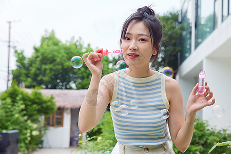 户外女生享受夏日背景图片