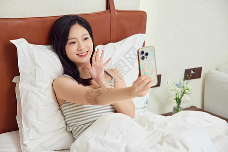 女生休息自拍在床上玩手机的女生背景