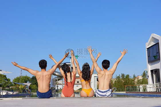 夏日泳池度假的青年男女背影图片